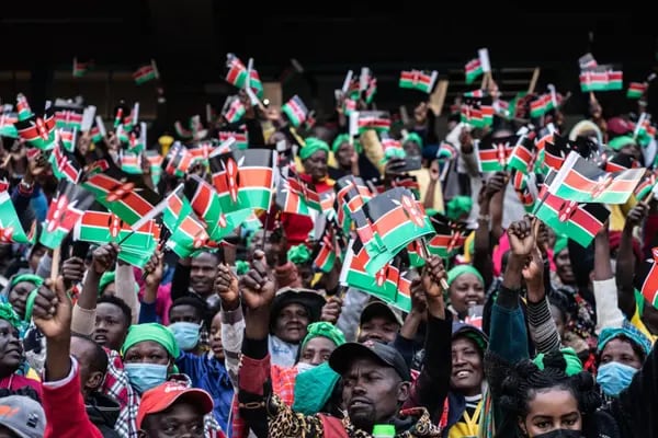 Quenianos no evento de posse do então novo presidente William Ruto em evento em Nairobi, no Quênia, em setembro de 2022 (Foto: Fredrik Lerneryd/Bloomberg)