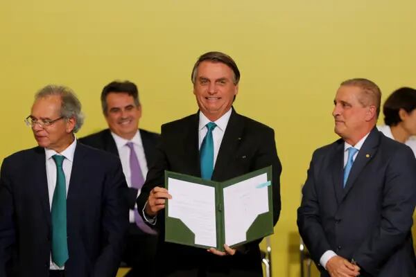 Ministro da Economia Paulo Guedes, presidente Jair Bolsonaro e o ministro do Trabalho Onyx Lorenzoni  no lançamento do Programa Renda e Oportunidade.