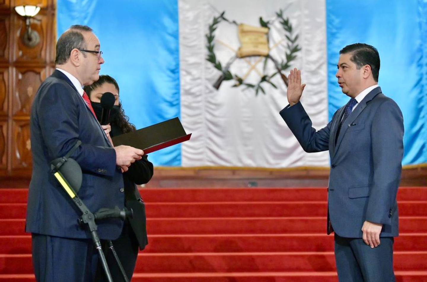 El presidente Alejandro Giammattei juramentó a Saulo De León Durán como superintendente de Bancos.dfd