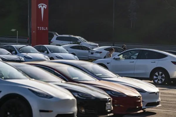 Un concesionario de Tesla en Colma, California, Estados Unidos.