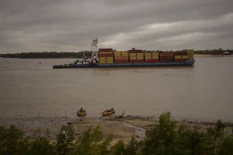 Un carguero viaja por el río Paraná en medio del estiaje en Rosario.dfd
