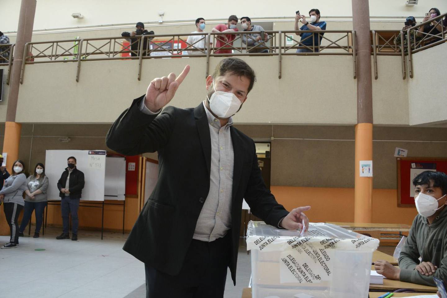 Gabriel Boric vota em Punta Arenas, extremo-sul do país
