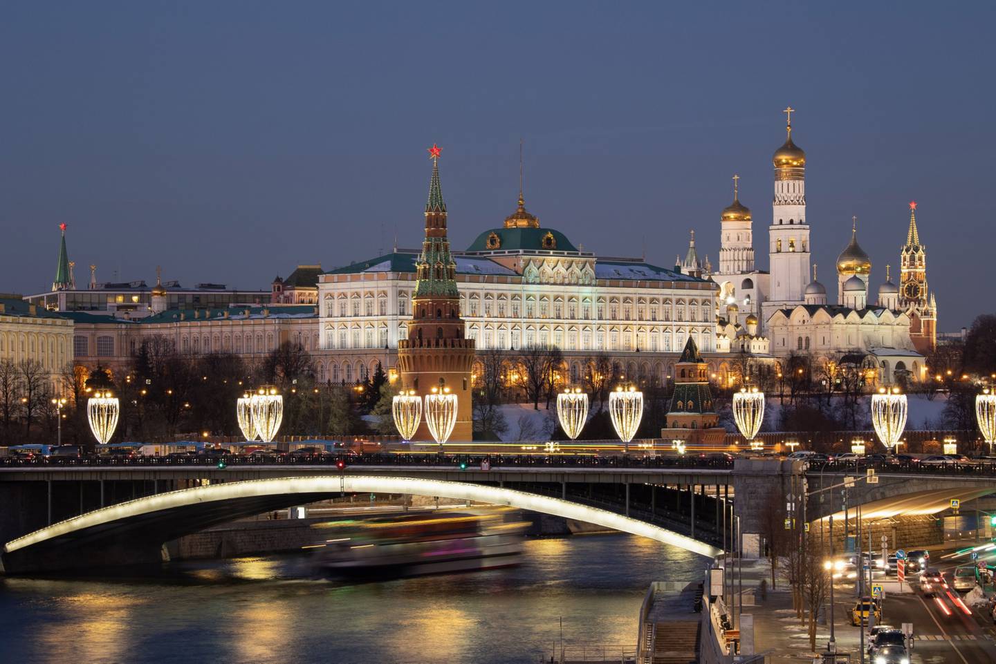 Tráfico intenso en un puente frente al Gran Palacio del Kremlin por la noche en Moscú, Rusia, el martes 15 de febrero de 2022.