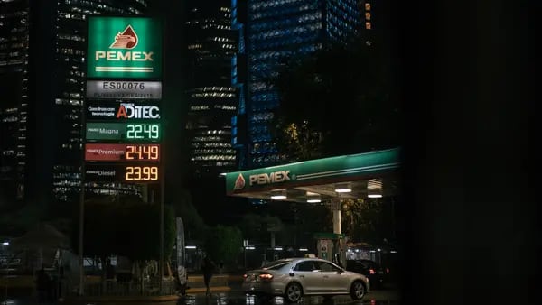 México reduce importaciones de gasolina al nivel más bajo en 17 mesesdfd