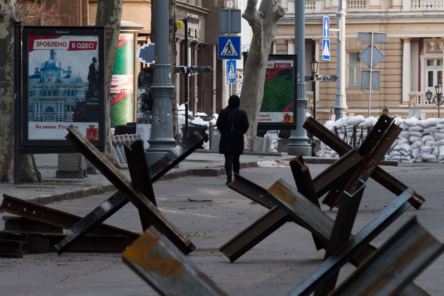Los obstáculos antitanque se alinean en una calle desierta en el centro de Odesa, Ucrania, el viernes 18 de marzo de 2022.