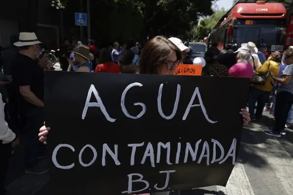 La indagatoria comenzó a principios de esta semana después de que los residentes de la alcaldía Benito Juárez de la Ciudad de México se quejaron de que el agua que salía de sus grifos olía a gasolina.