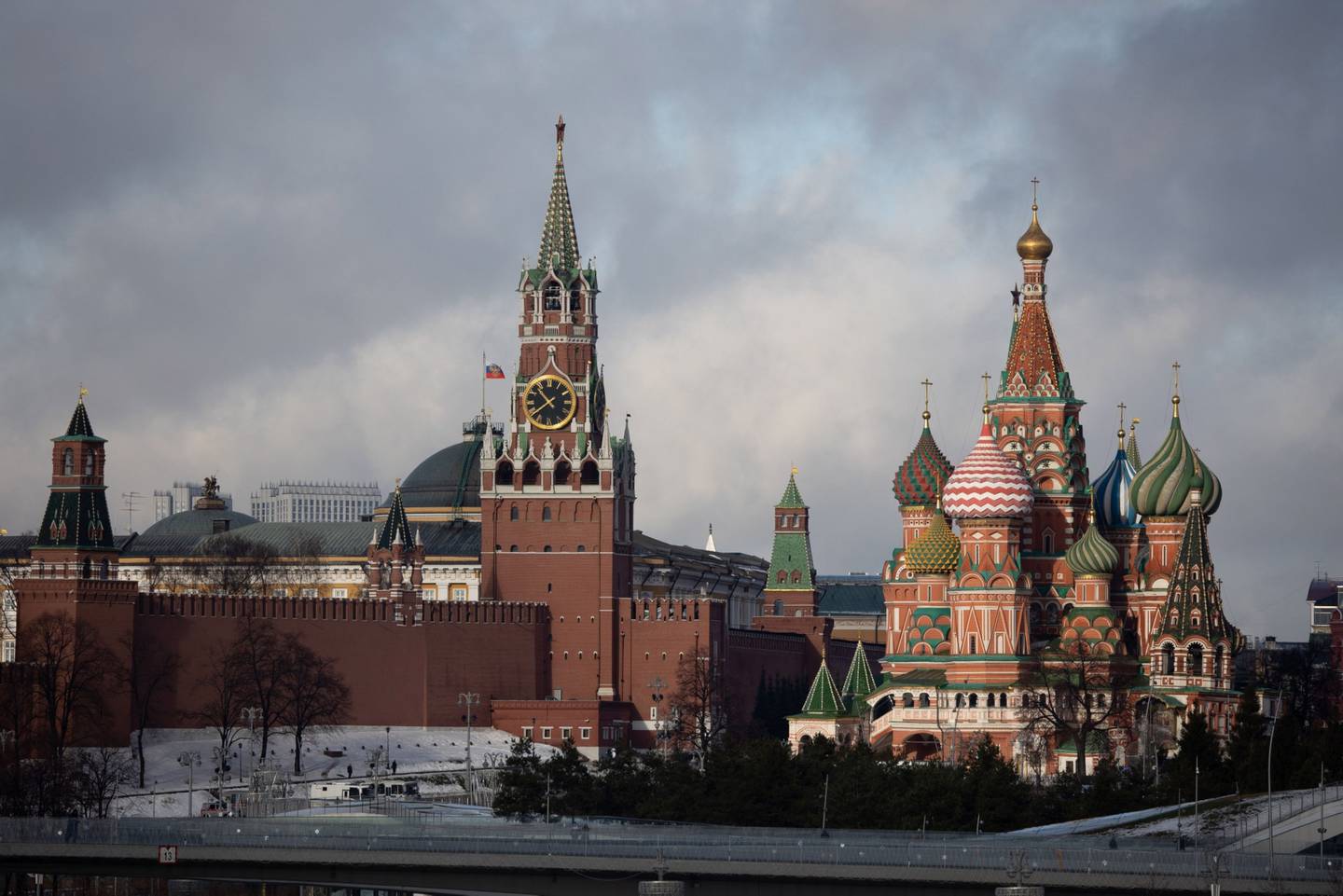 La torre Spasskaya del Kremlin, en el centro, y la catedral de San Basilio, a la derecha, en Moscú.