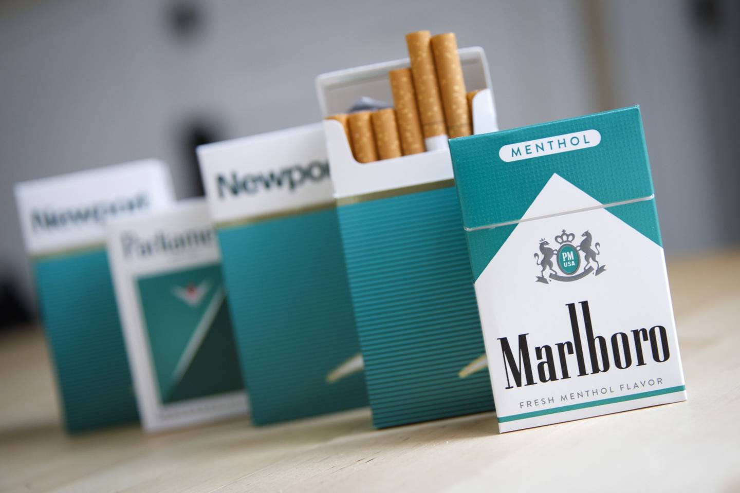 A Food and Drug Administration dos EUA está propondo a proibição da venda de cigarros mentolados e charutos com sabor. Os cigarros mentolados representam 35% das vendas de cigarros nos EUA.