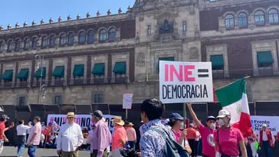 Manifestantes frente a las vallas que colocó el Gobierno de México en el Palacio Nacional, en el zócalo.