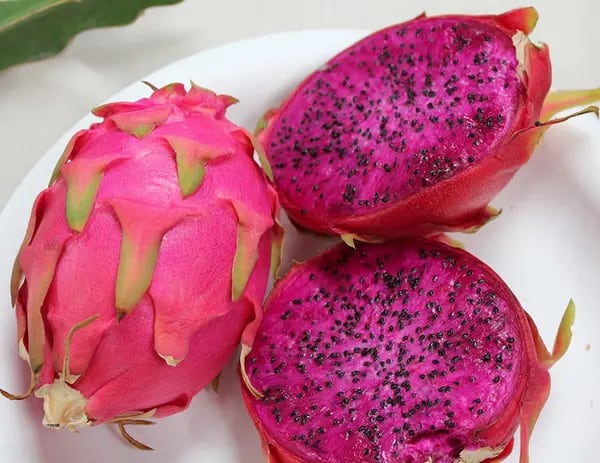 A la pitahaya se le conoce como fruta del dragón (dragon fruit).