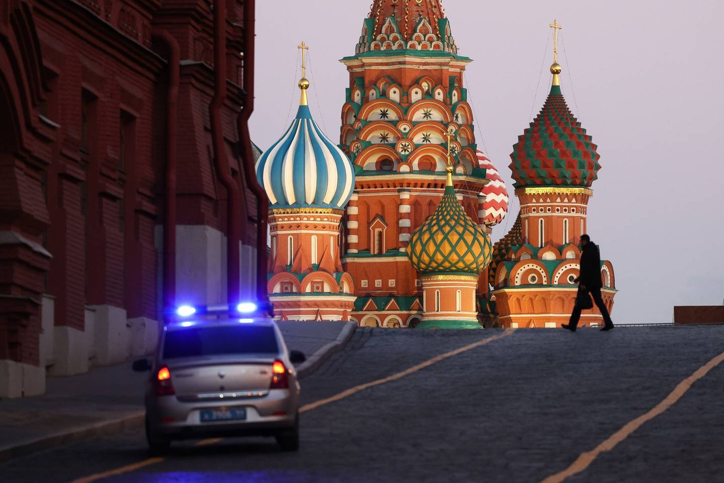 Un coche de policía patrulla cerca de la Catedral de San Basilio en la Plaza Roja de Moscú, Rusia, el jueves 24 de febrero de 2022. Fotógrafo: Andrey Rudakov/Bloomberg
