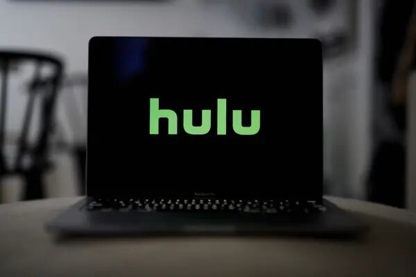 El logo de Hulu, en una computadora portátil, en Nueva York, el miércoles 18 de noviembre de 2020. La división Hulu de Walt Disney Co. está elevando el costo de suscripción de su servicio de televisión en directo en un 18%, hasta US$65 al mes, en la última señal de que los proveedores de vídeo en streaming se sienten cómodos subiendo los precios para los consumidores. Fotógrafo: Gabby Jones/Bloomberg
