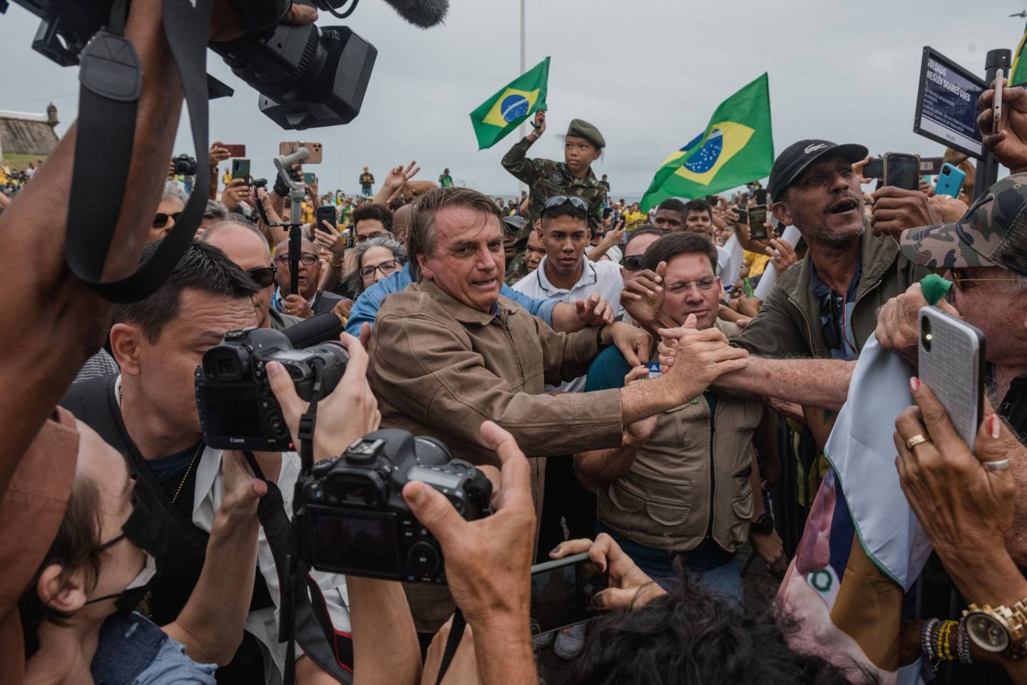 Atrás do ex-presidente Luiz Inácio da Silva em todas as principais pesquisas de opinião, o presidente brasileiro intensificou os ataques contra as autoridades eleitorais