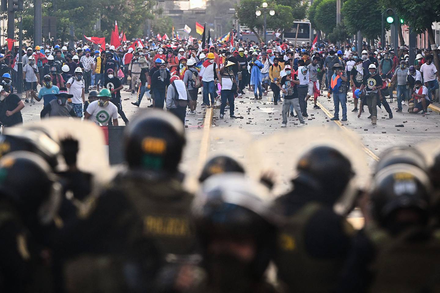 Manifestantes se enfrentan a la policía antidisturbios en Lima el 24 de enero.Fotógrafo: Ernesto Benavides/AFP/Getty Imagesdfd