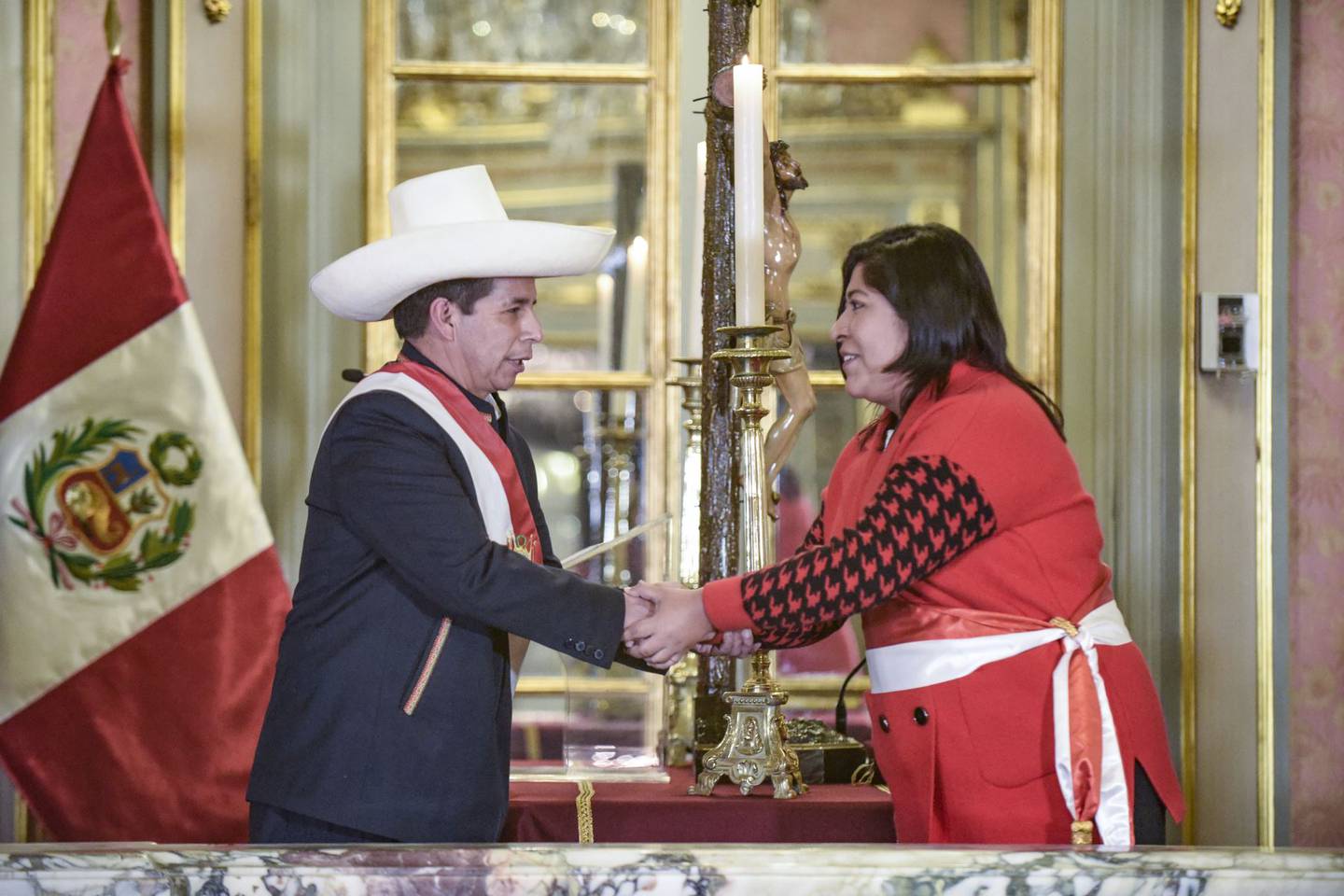 La congresista elegida por el partido de Perú Libre, Betssy Chávez, juró como ministra de Trabajo y Promoción del Empleo, en reemplazo a Iber Maraví, quien recientemente fue interpelado por el Congreso de la República.dfd