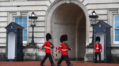 Soldados en servicio como Guardia de la Reina patrullan en el Palacio de Buckingham en Londres, Reino Unido, el jueves 8 de septiembre de 2022.
