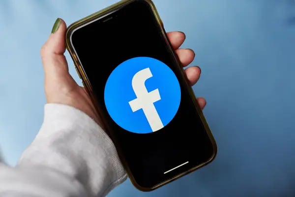 El logo de Facebook se muestra en un smartphone en una fotografía arreglada tomada en Little Falls, Nueva Jersey, Estados Unidos, el miércoles 7 de octubre de 2020.  Fotógrafo: Gabby Jones/Bloomberg