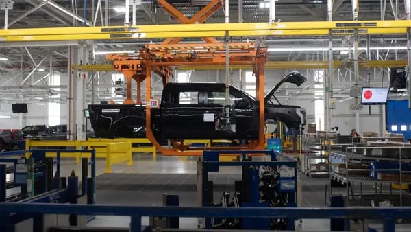 Ford duplicará producción de su camioneta híbrida ante ralentización de ventas de VEdfd