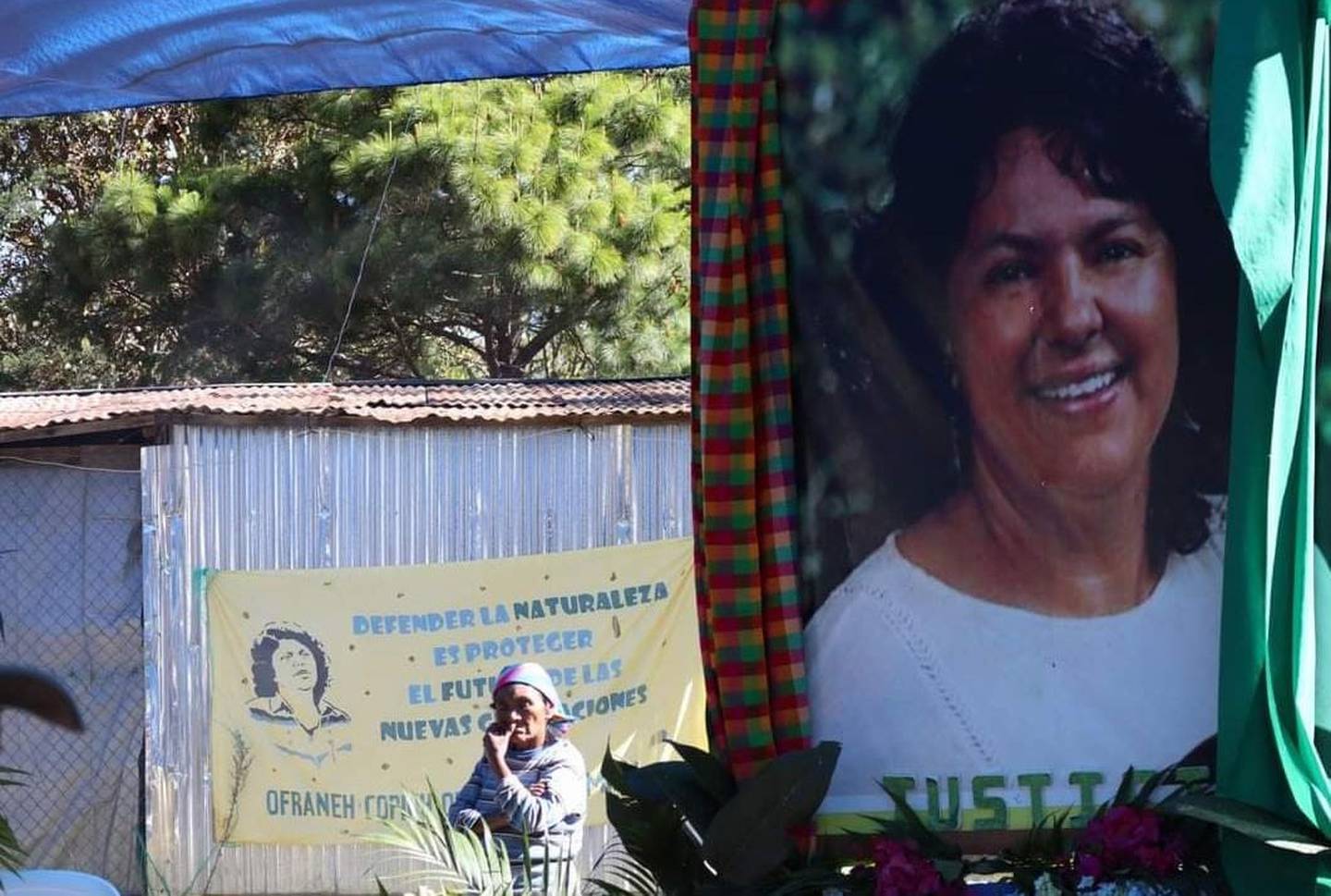 Una pancarta alusiva a la ambientalista Berta Cáceres.