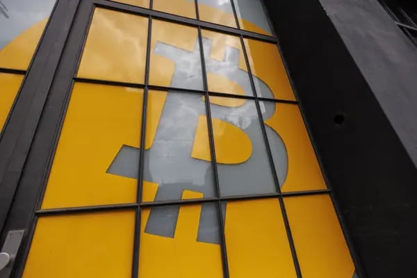 Un logo de bitcoin en un edificio