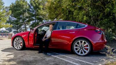 Dennis Levitt em seu Tesla na Califórnia