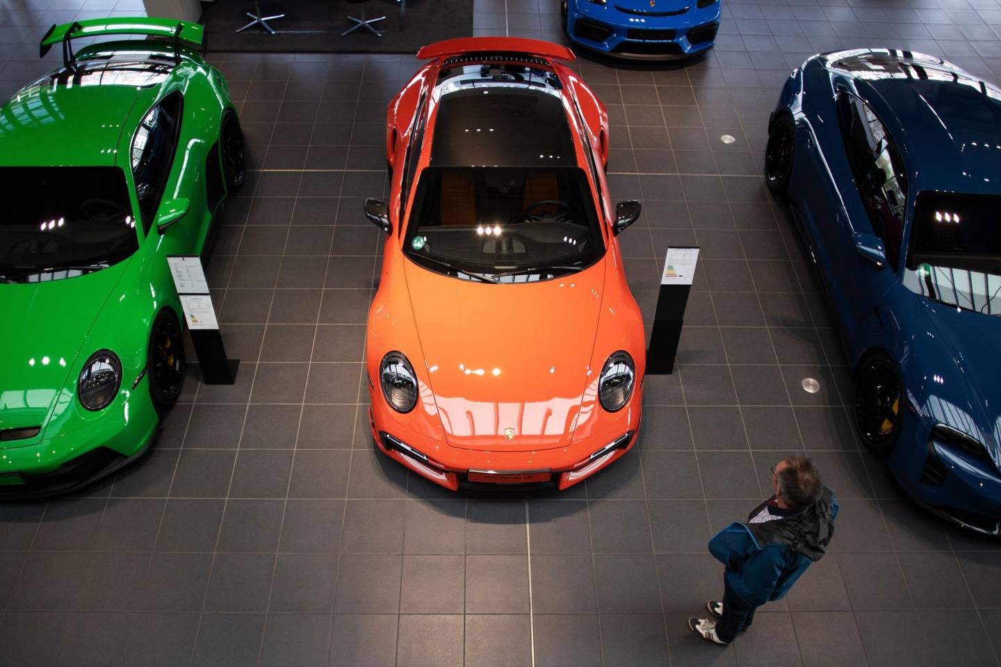El precio de lista final fue aprobado en una reunión del consejo de supervisión de VW y su comité ejecutivo y está en el límite superior del rango de 76,50-82,50 euros que se ofreció en un principio a los inversionistas. Porsche marcará su primer día de negociación cuando los mercados abran el jueves en Fráncfort.