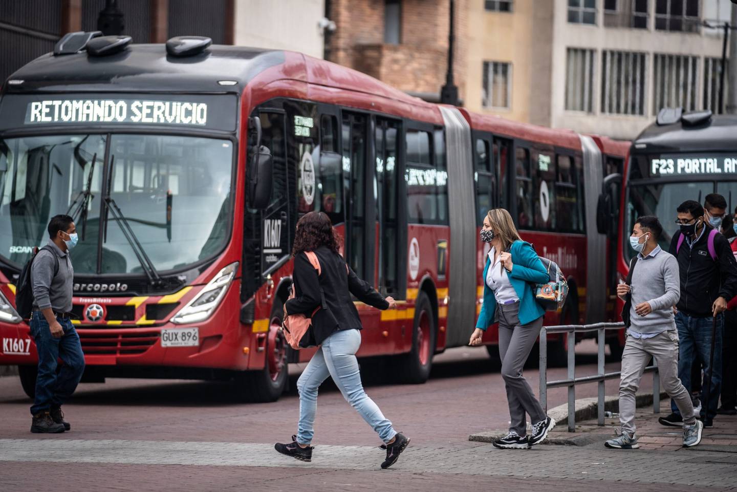 Autobuses llegan a la estación de TransMilenio en Bogotá, Colombia, el lunes 7 de febrero de 2022.
