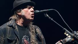 Neil Young: reproducción de sus canciones se dispara 38% tras boicot a Spotify