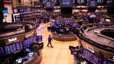 Un operador en la Bolsa de Nueva York (NYSE) el lunes 27 de junio de 2022. Fotógrafo: Michael Nagle/Bloomberg