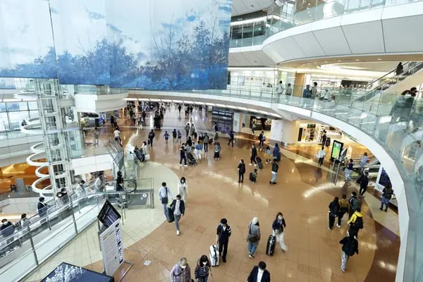 Viajeros y visitantes en el aeropuerto de Haneda en Tokio, Japón, el viernes 29 de abril de 2022. Las vacaciones de la Semana Dorada de Japón comienzan hoy y abarcan gran parte de la próxima semana.