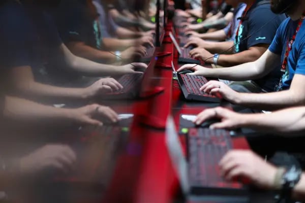 Jugadores compiten en juegos de PC en el stand de "Nvidia" durante la Electronic Entertainment Expo E3 en el Centro de Convenciones de Los Ángeles el 13 de junio de 2017 en Los Ángeles, California. (Foto de Christian Petersen/Getty Images)