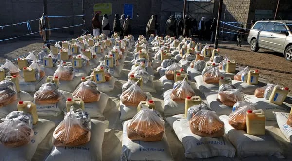 Paquetes de alimentos preparados por los miembros del Programa Mundial de Alimentos (PMA) Fotógrafo: Javed Tanveer/AFP/Getty Images