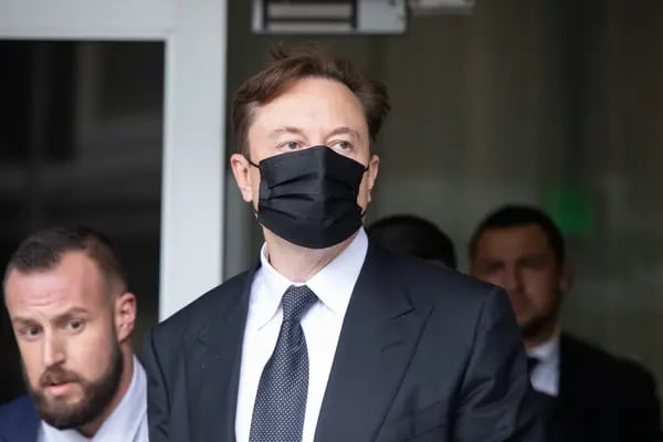 Elon Musk, CEO de Tesla Inc, sale del juzgado de San Francisco, California, Estados Unidos, el viernes 3 de febrero de 2023.