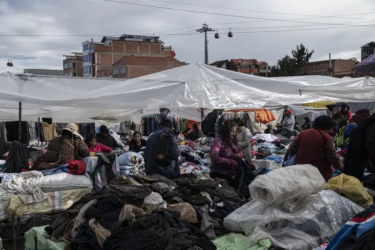 Mercado al aire libre en El Alto, Boliviadfd