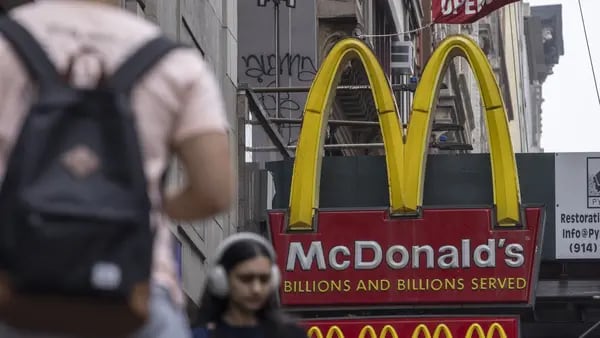 McDonald’s demite centenas e reduz remuneração em processo de reestruturaçãodfd