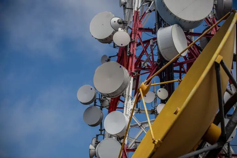 La antena arabólica se encuentra en la torre de transmisión de Rocacorba junto a una antena parabólica amarilla en Girona, España, el jueves 16 de julio de 2020.dfd