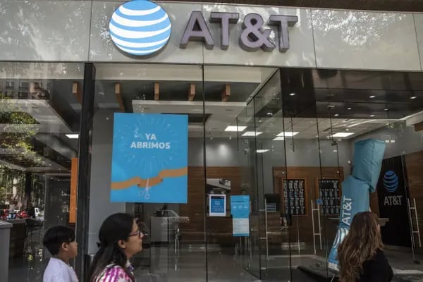 AT&T decidió en 2015 vender su participación en América Móvil para convertirse en su competidor