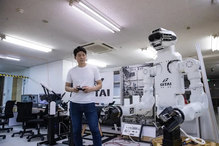 El fundador y director ejecutivo de GITAI Inc./GITAI Japón, Sho Nakanose, opera el robot G1 en la sede de la empresa el 19 de mayo de 2021 en Tokio, Japón. Fotógrafo: Takashi Aoyama/Getty Imagesdfd