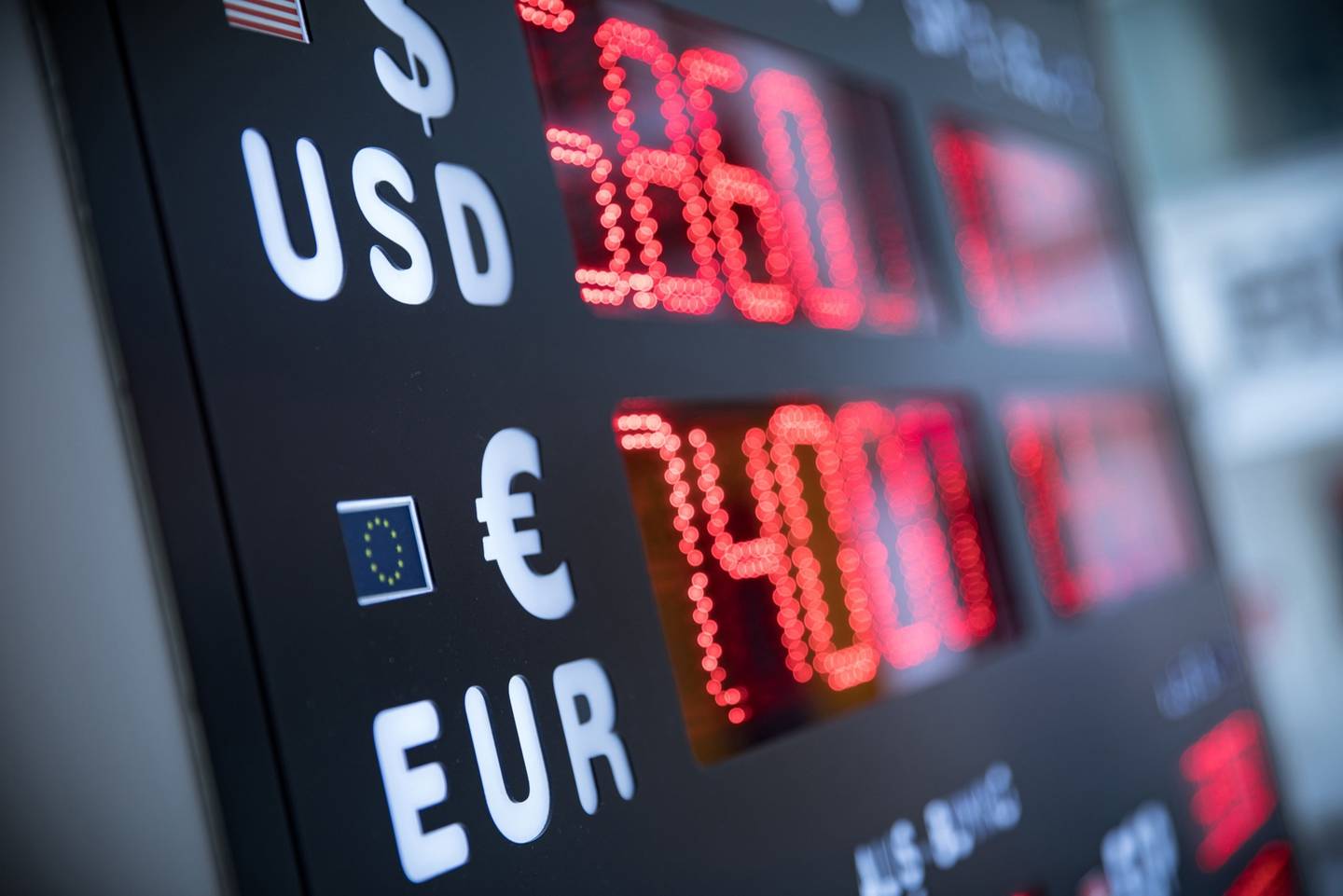 El euro volvió a caer debajo de la paridad con el dólar