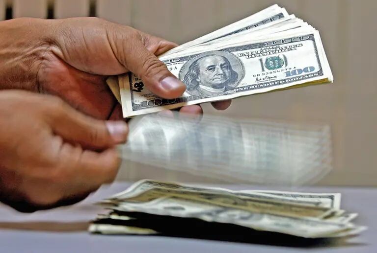 Tipo de cambio del dólar en Perú cierra la semana al alza, por encima de los 4,10 soles por US$1.dfd