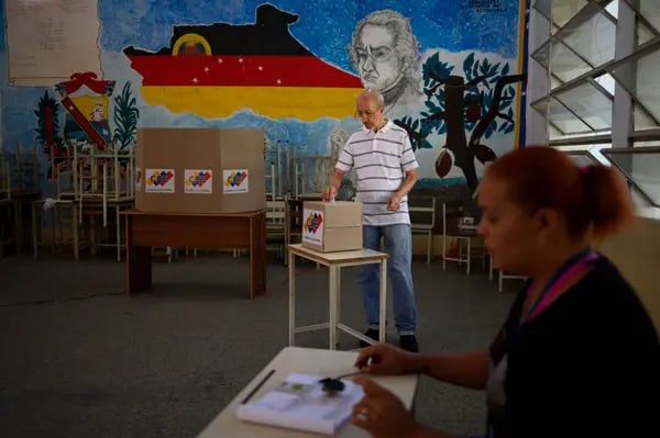 Un votante deposita su voto en un colegio electoral durante un referéndum en Caracas, Venezuela, el domingo 3 de diciembre de 2023.