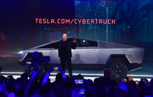 Elon Musk con Cybertruck de Tesla en 2019.Fotógrafo: Frederic J Brown / AFP / Getty Images