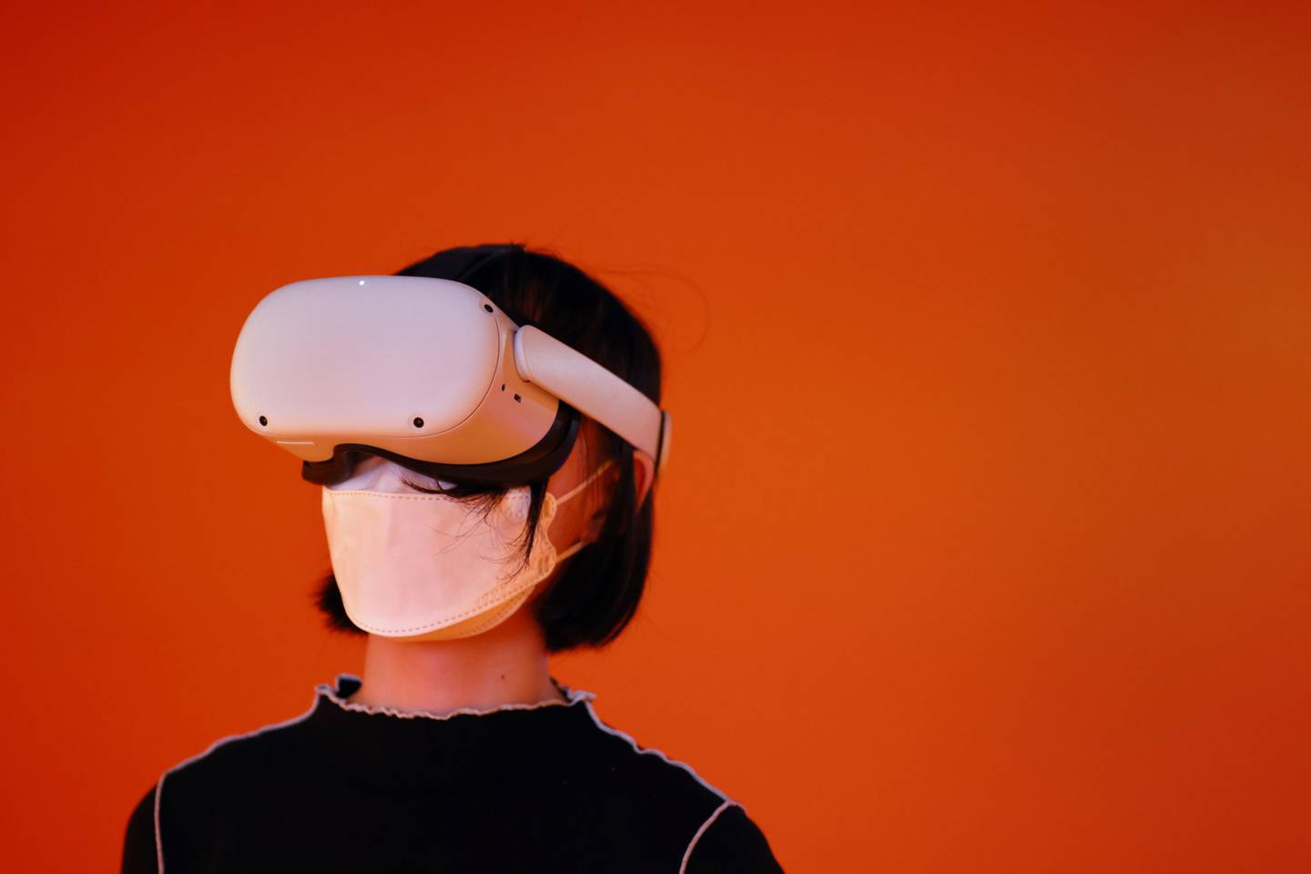 Un asistente usa un casco de realidad virtual (RV) Meta Quest 2 para jugar a un videojuego en el Tokyo Game Show 2022 en Chiba, Japón, el jueves 15 de septiembre de 2022.