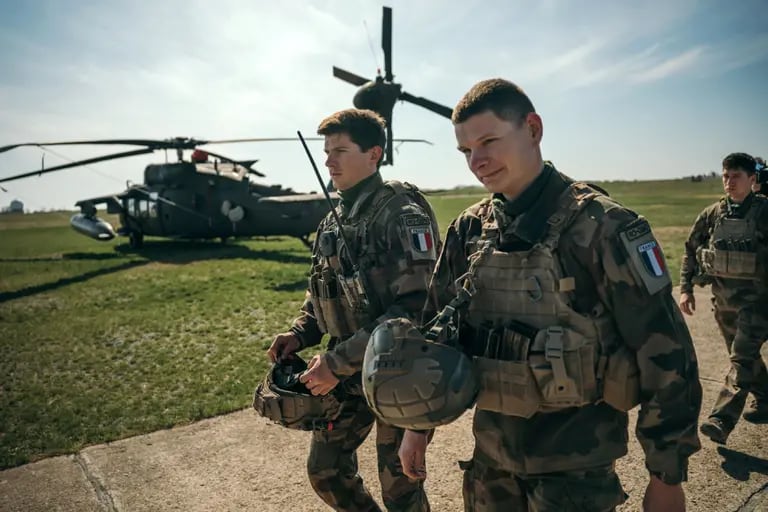 Militares franceses desplegados en Rumanía en la base militar Mihail Kogalniceanu en abril. Fotógrafo: Andrei Pungovschi/Bloombergdfd