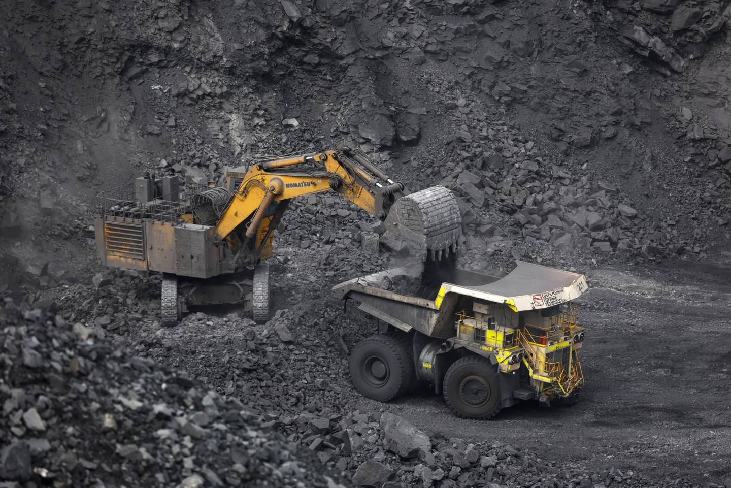 Una excavadora carga carbón en un camión volquete en la mina a cielo abierto Krasnogorsky, operada por Mechel PJSC, en Mezhdurechensk, Rusia, el lunes 19 de julio de 2021.
