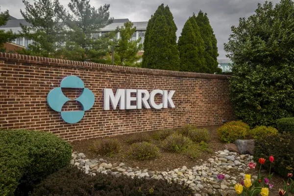 Merck pagará hasta US$22.000 millones por fármacos contra el cáncer de Daiichi Sankyo

Merck headquarters in Rahway, New Jersey, US, on Tuesday, April 18, 2023. Merck & Co. will buy Prometheus Biosciences Inc. for about $10.8 billion to bolster its research pipeline and strengthen its portfolio of autoimmune drugs. Photographer: Christopher Occhicone/Bloomberg