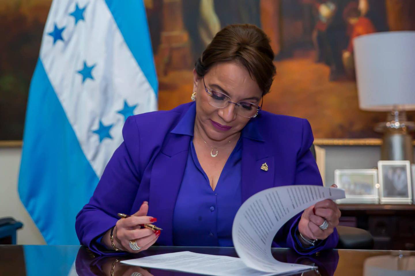 La presidenta de Honduras, Xiomara Castro, al firmar el acuerdo ejecutivo que autoriza el uso y comercialización de la PAE.