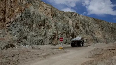 Un camión transporta minerales en la mina de Codelco Chuquicamata