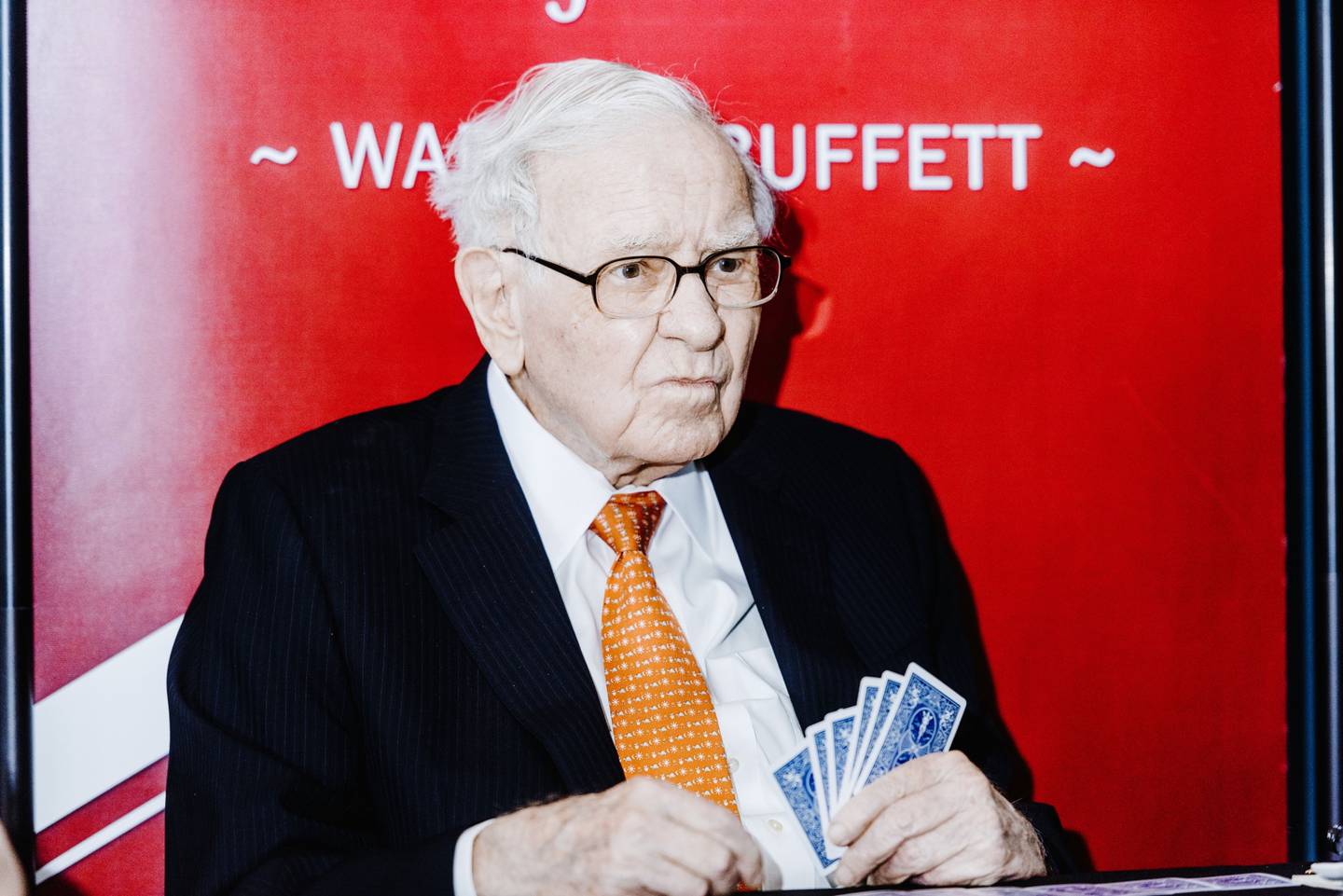 Warren Buffet, presidente y director ejecutivo de Berkshire Hathaway Inc, juega al bridge en un evento al margen de la reunión anual de accionistas de Berkshire Hathaway en Omaha, Nebraska, Estados Unidos, el domingo 6 de mayo de 2019.