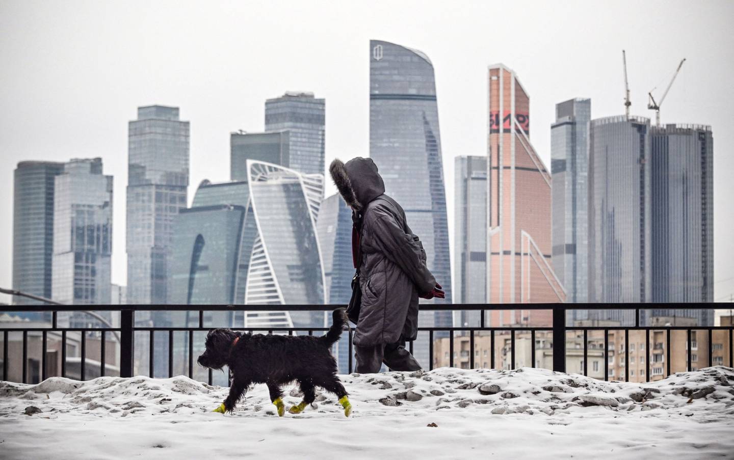 Una mujer pasa por delante del Centro Internacional de Negocios de Moscú el 10 de febrero.